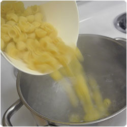 Pasta with Zucchini Pesto and Shrimps - International Cooking Blog