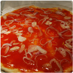 The International Cooking Blog - Pizza shallot and zucchini